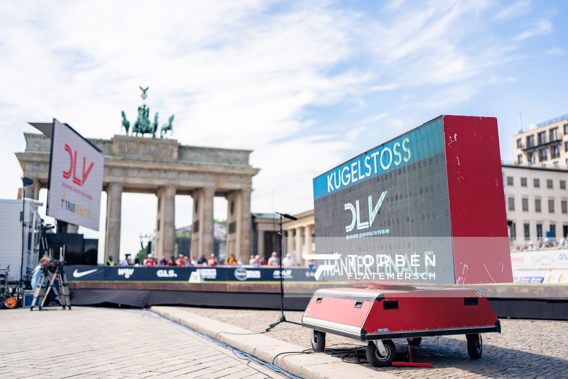 Kugelstossen vor dem Brandenburger Tor beim Kugelstossen waehrend der deutschen Leichtathletik-Meisterschaften auf dem Pariser Platz am 24.06.2022 in Berlin